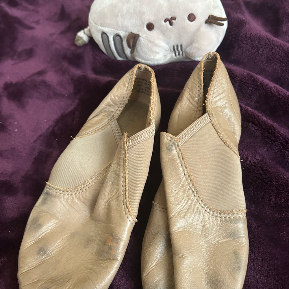 Capezio Girls Tan Leather Shoes Jazz Shoes - Ballet - Average wear and tear